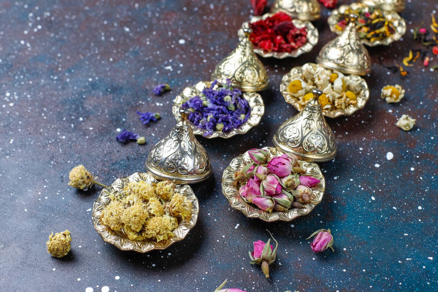 diverse tipologie di fiori dentro a contenitori preziosi argentati orientali
